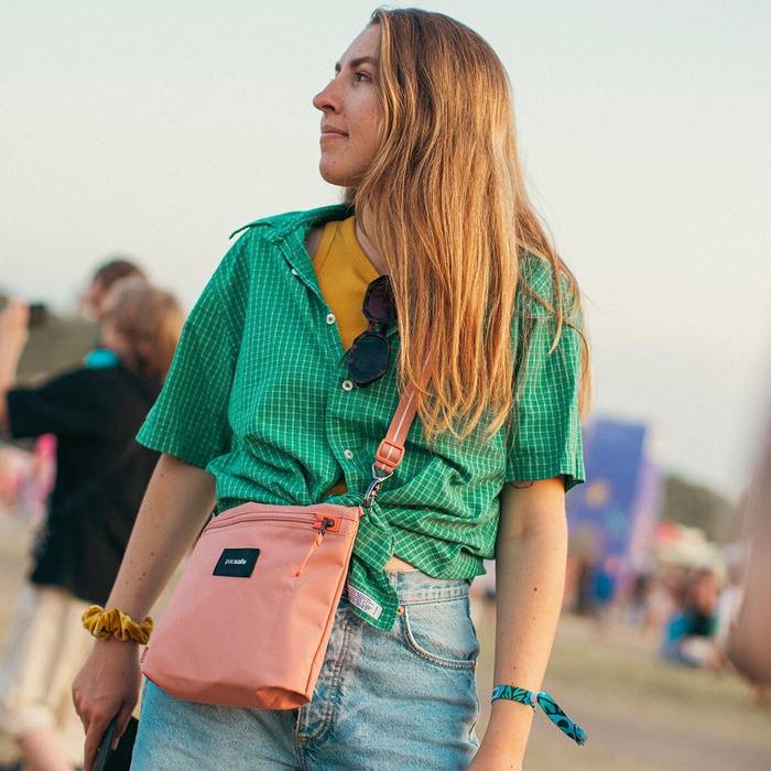Antikradení crossbody taška Pacsafe Go Jet Black, fotografie 12