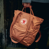 Turistický batoh Fjallraven Kanken Totepack – Ochre, fotografie 11